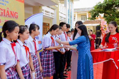 CHUNG TAY TRAO YÊU THƯƠNG, TIẾP SỨC HỌC SINH ĐẾN TRƯỜNG